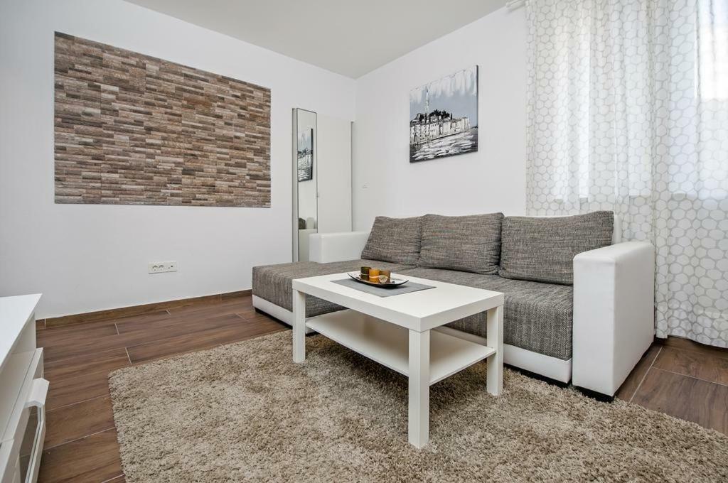 רוביני Apartments Elias מראה חיצוני תמונה